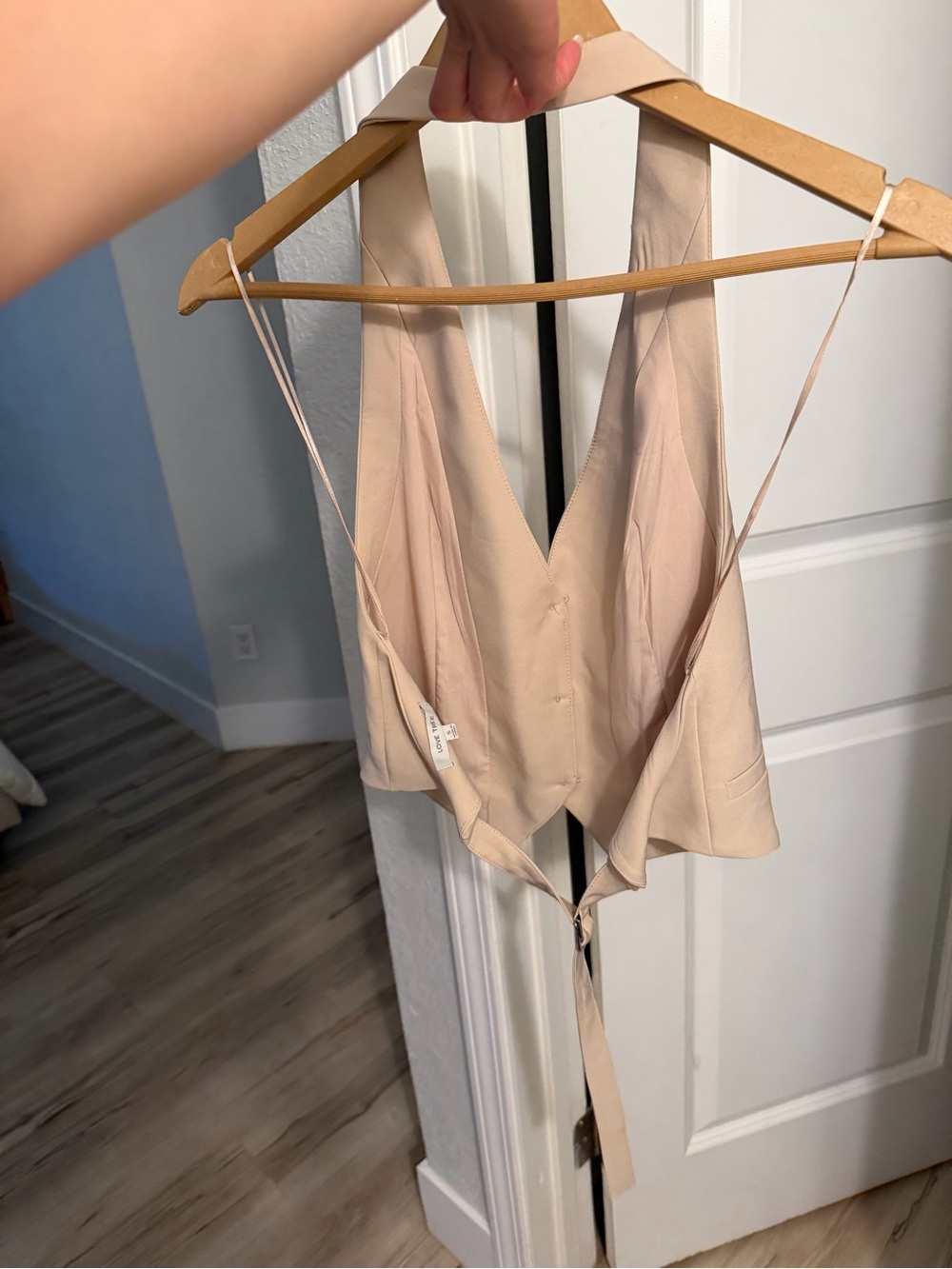 Open Back Halter Top Vest - Picture 2 of 3